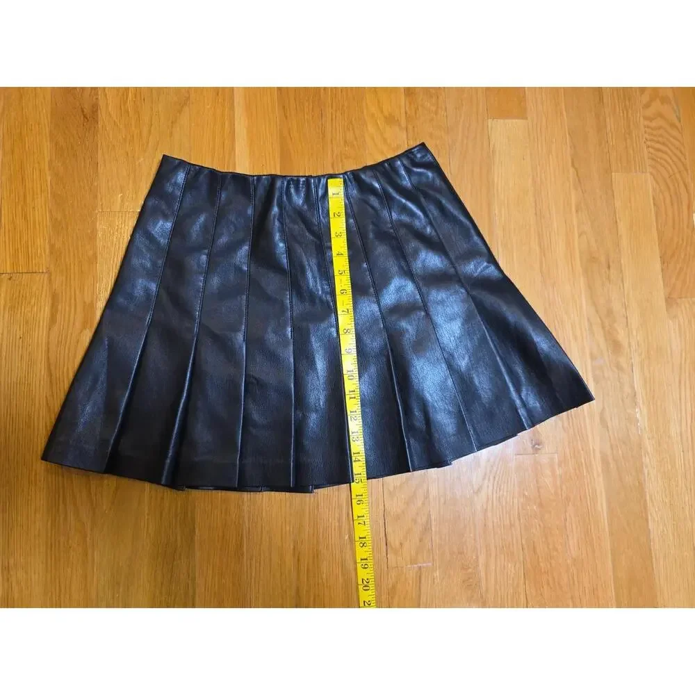 Alice + Olivia Women's Black Pleated Vegan Leather Mini Skirt Size 8 - Picture 3 of 7